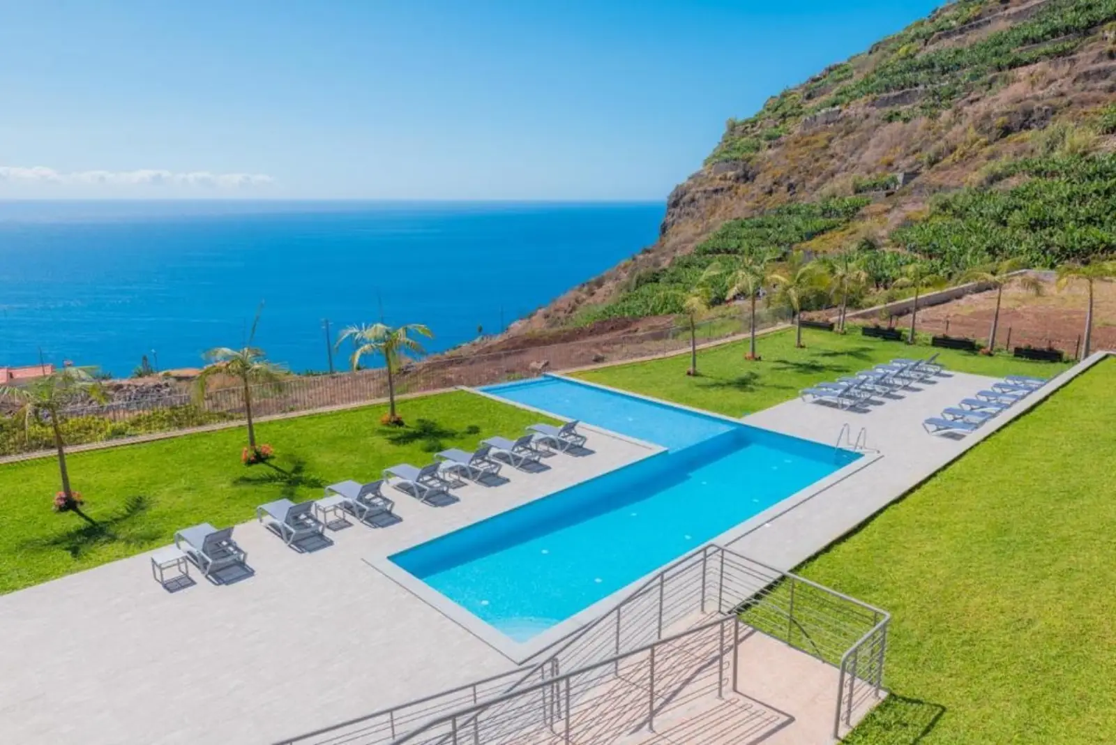 Piscina infinita e terraço solarengo no Engenho Velho com vista sobre o Oceano Atlântico na Madeira